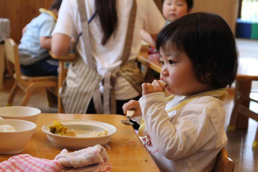毎日20品目以上の食材を使った栄養たっぷりの自園給食。先生たちも昼食は子ども達と同じものを食べています