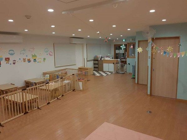 保育室内部です。平屋建ての建物で、日中は光が入ってとても明るいです。