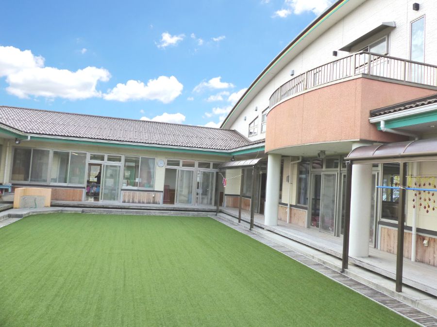 中庭の人工芝では給食や運動遊び、水遊びなど多目的に遊んでいます。