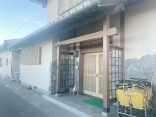 お家のような玄関が特徴です。